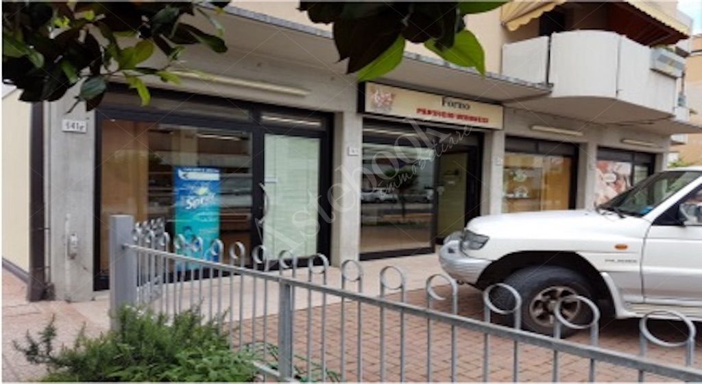 Negozio al piano terra con ingresso indipendente e area parcheggio in Carpi