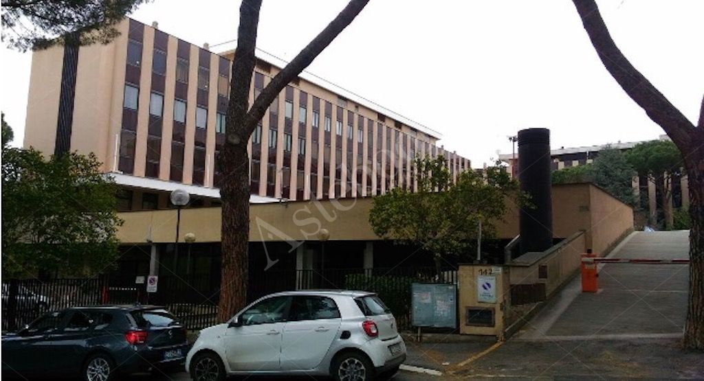 Ufficio con otto posti auto al piano interrato in Roma