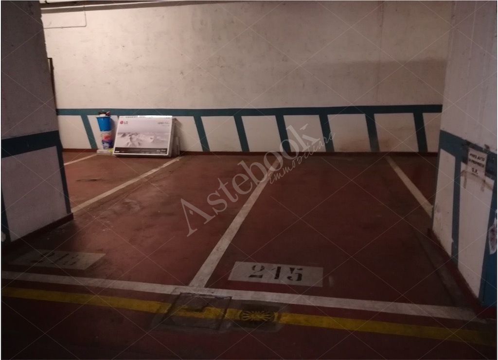 Ufficio con otto posti auto al piano interrato in Roma