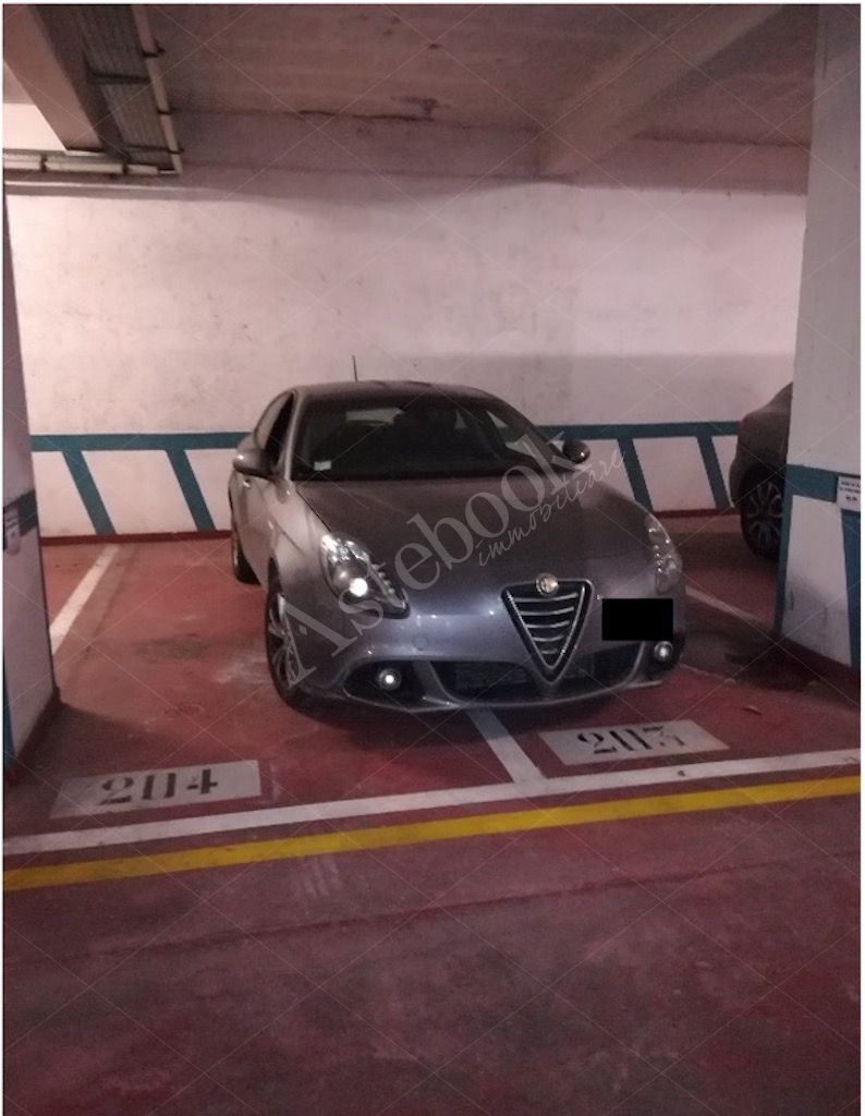 Ufficio con otto posti auto al piano interrato in Roma