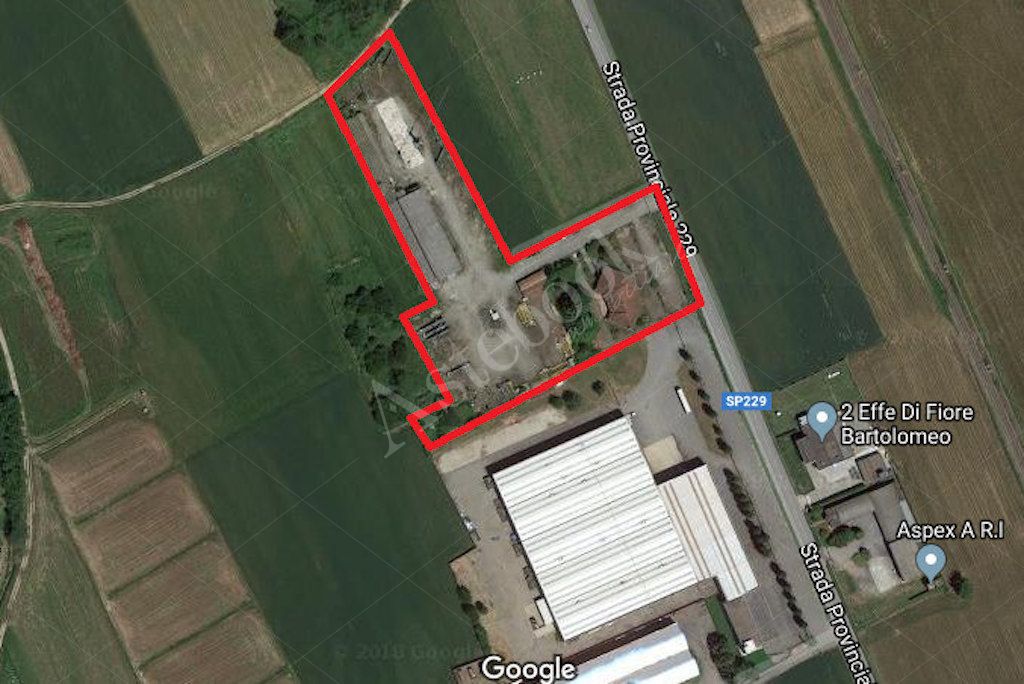 Complesso produttivo costituito da capannone, locali accessori ed aree pertinenziali in Momo