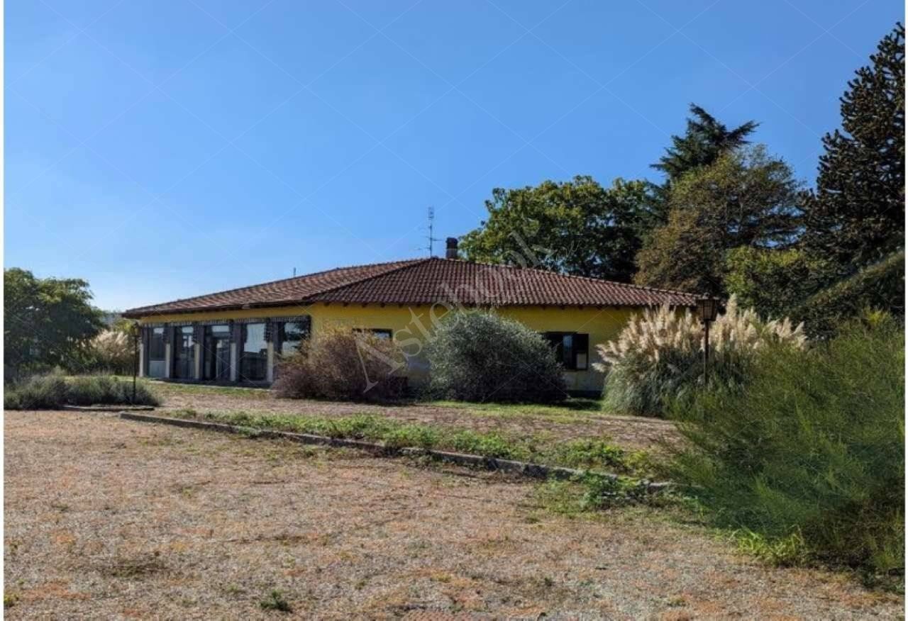 Complesso produttivo costituito da capannone, locali accessori ed aree pertinenziali in Momo