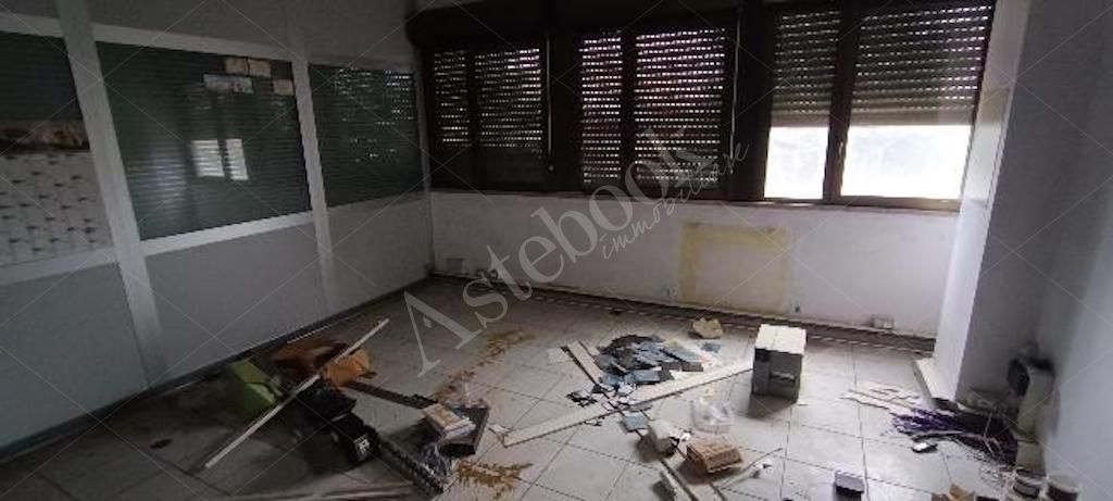 Capannone produttivo con uffici e area pertinenziale in Cassano Magnago