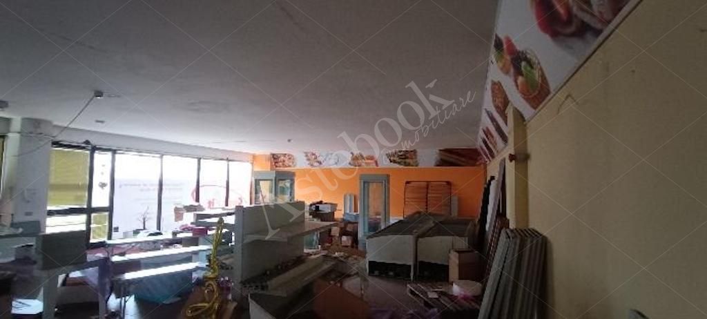 Capannone produttivo con uffici e area pertinenziale in Cassano Magnago
