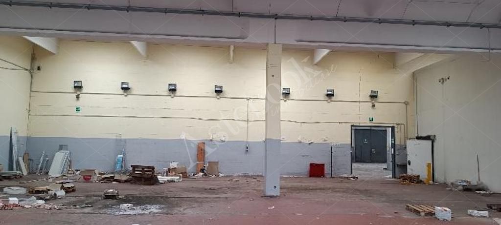 Capannone produttivo con uffici e area pertinenziale in Cassano Magnago