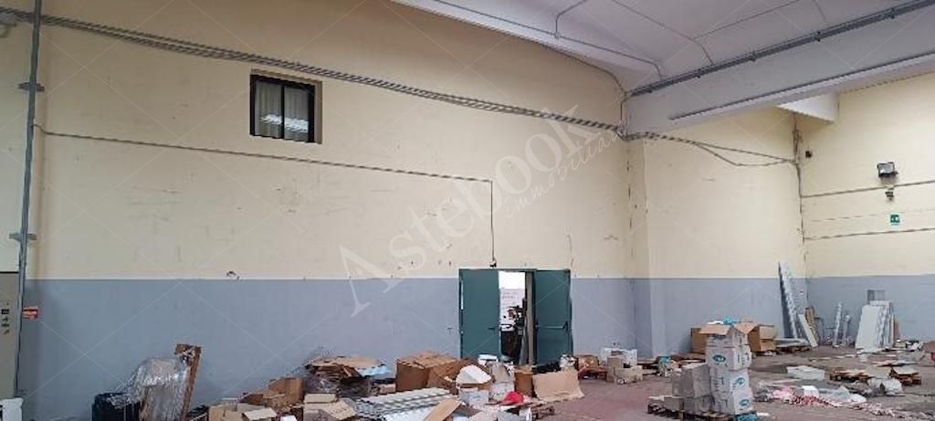 Capannone produttivo con uffici e area pertinenziale in Cassano Magnago