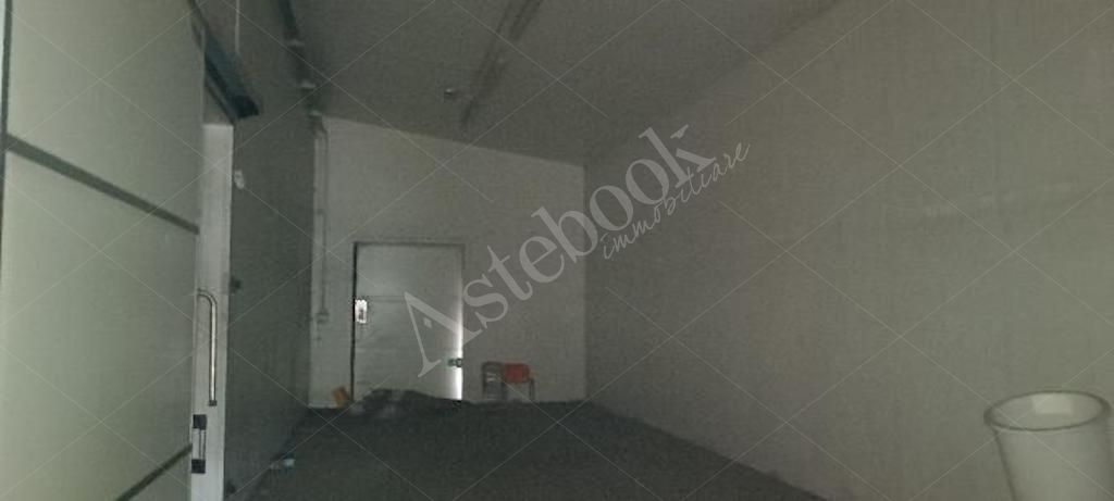 Capannone produttivo con uffici e area pertinenziale in Cassano Magnago