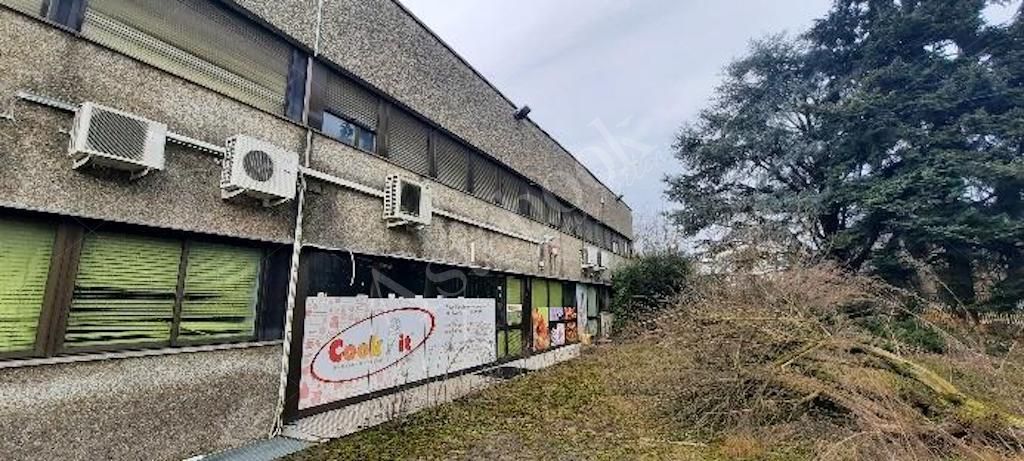 Capannone produttivo con uffici e area pertinenziale in Cassano Magnago