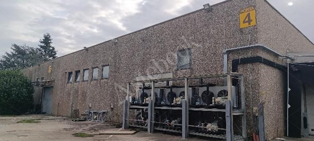 Capannone produttivo con uffici e area pertinenziale in Cassano Magnago