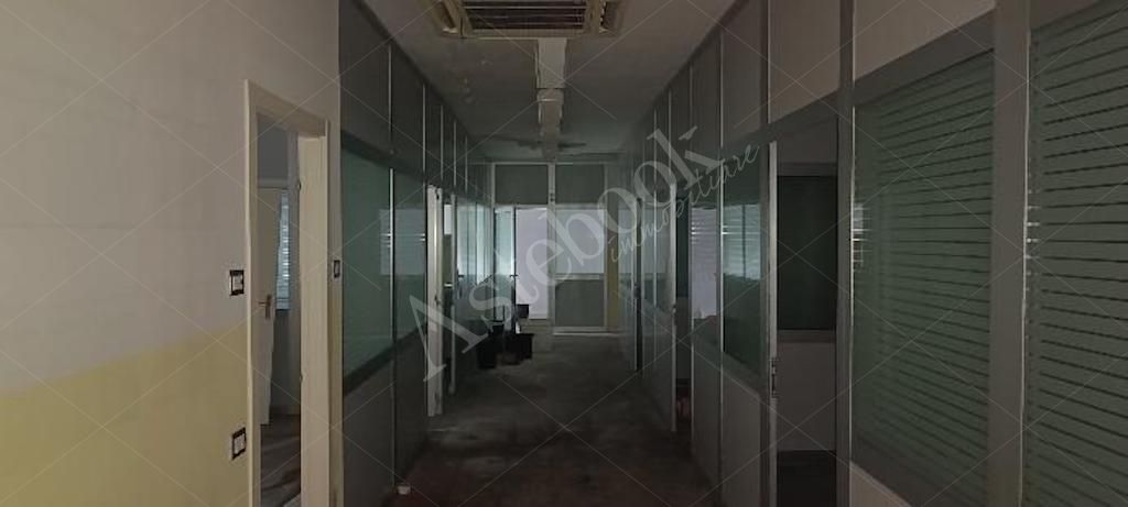 Capannone produttivo con uffici e area pertinenziale in Cassano Magnago
