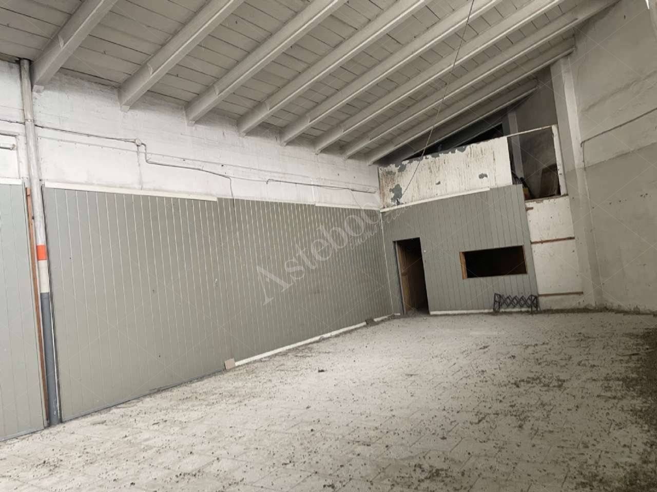 Magazzino ad uso officina e ferramenta con uffici in Pavia
