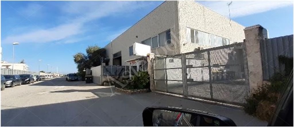 Porzione di capannone ad uso deposito con uffici e area pertinenziale in Trani