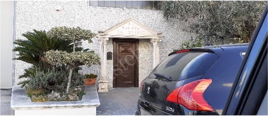 Porzione di capannone ad uso deposito con uffici e area pertinenziale in Trani