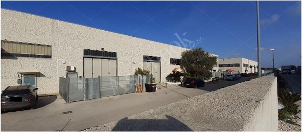 Porzione di capannone ad uso deposito con uffici e area pertinenziale in Trani