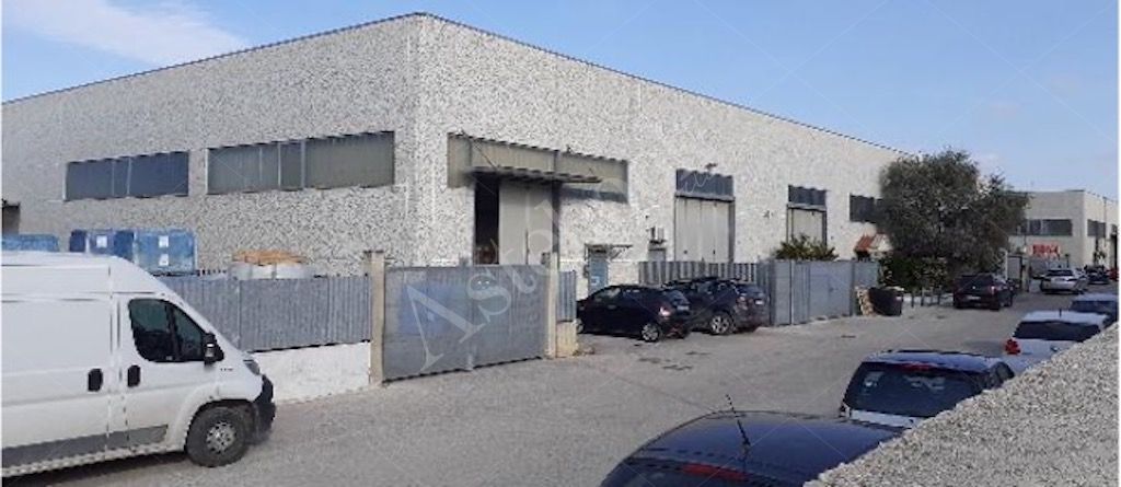 Porzione di capannone ad uso deposito con uffici e area pertinenziale in Trani