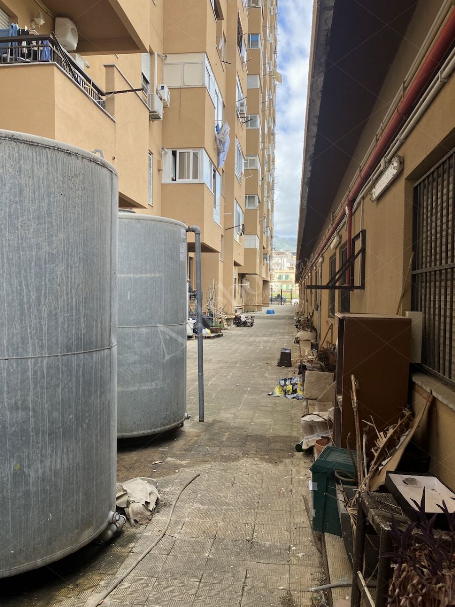 Due immobili commerciali - direzionali in Palermo