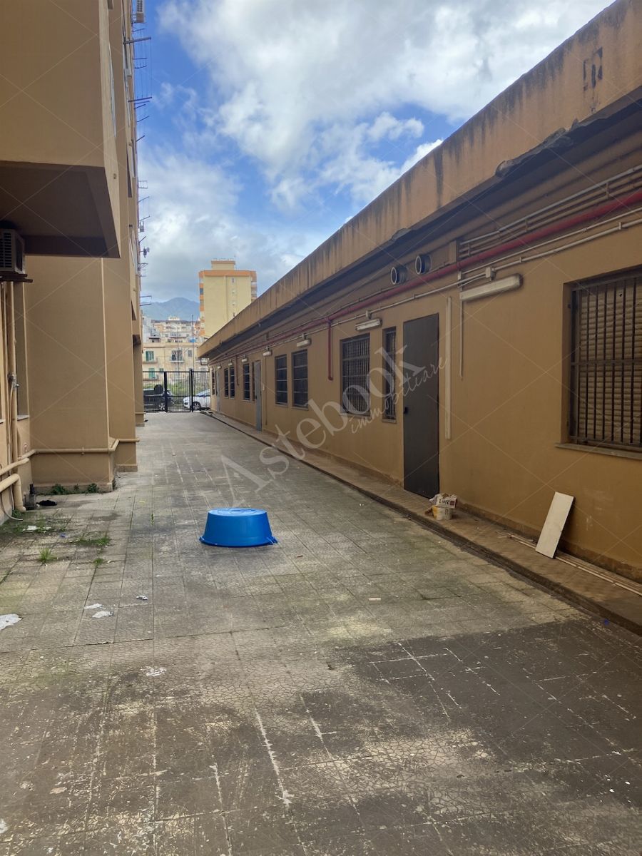 Due immobili commerciali - direzionali in Palermo