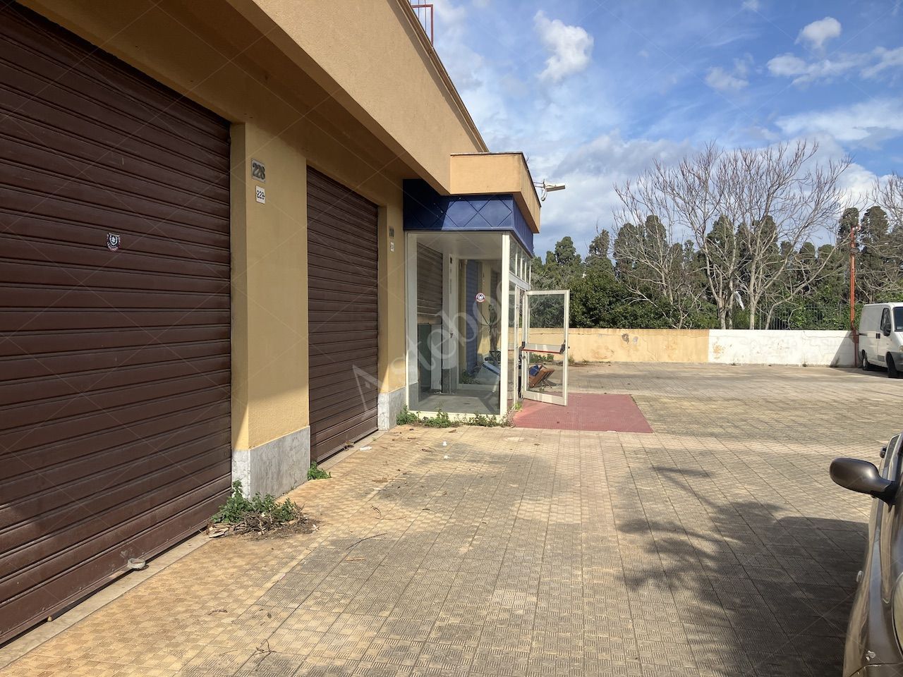 Due immobili commerciali - direzionali in Palermo
