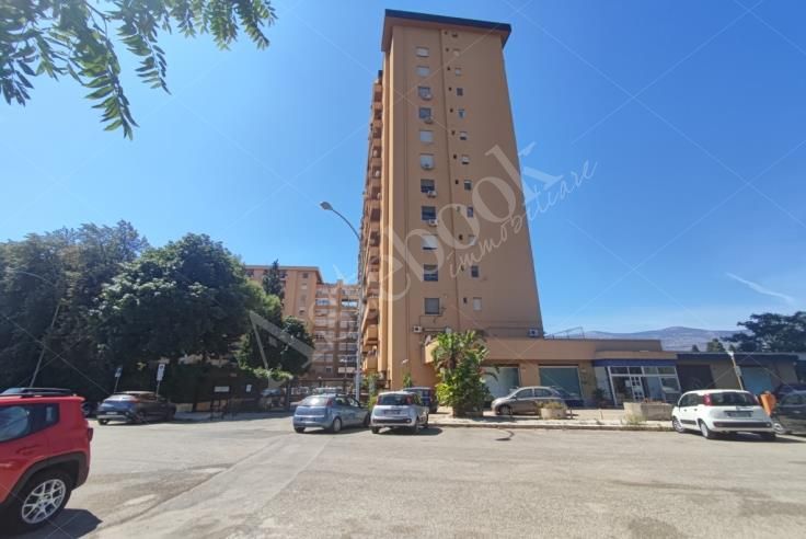 Due immobili commerciali - direzionali in Palermo
