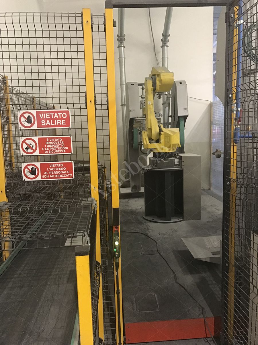 LOTTO 16 - Isola di smerigliatura completo di tre smerigliatrici e n.1 robot