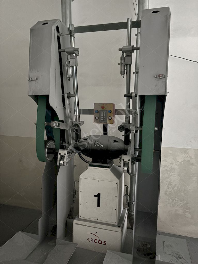 LOTTO 16 - Isola di smerigliatura completo di tre smerigliatrici e n.1 robot