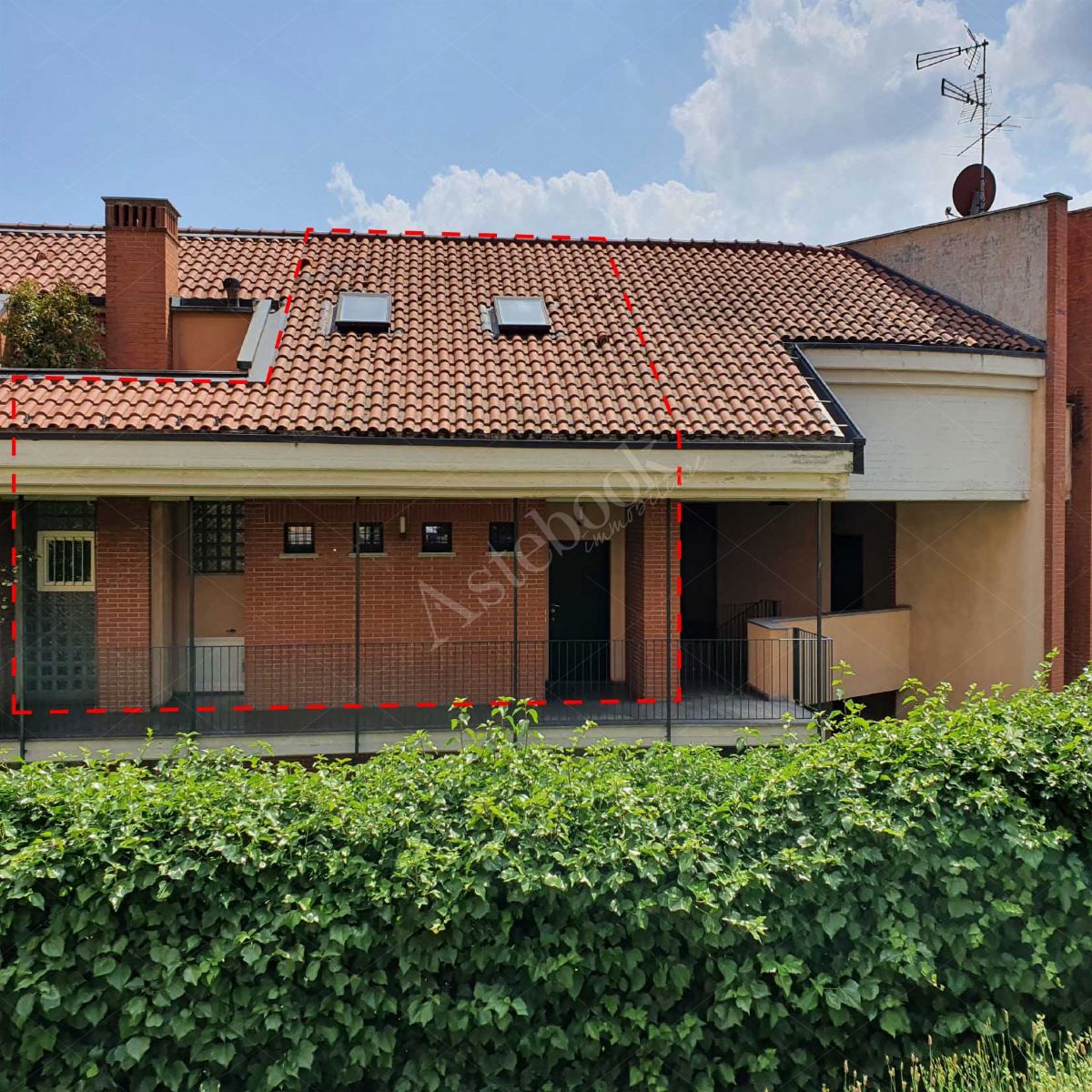 In Comune di Bulciago (LC), Via Dante Alighieri n. 13, condominio �Le Balze�:
Appartamento posto su due piani e composto da soggiorno, cucina, disimpegno,
bagno, ripostiglio, scala interna di collegamento con il piano superiore e terrazzo al
piano terzo; 3 camere, bagno, w.c., disimpegno, scala interna di collegamento con
il piano inferiore e 2 terrazzi al piano quarto (sottotetto) oltre a CANTINA a piano
interrato