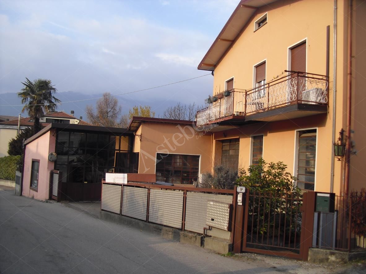 Piena Propriet. In Comune Amm. e Cens. di COLICO(LC), in Via Baronia n. 7, laboratorio artigianale/magazzino in pessimo stato di conservazione, da cielo a terra e in parte situato al pT di un edificio di cui il p1 e p2 sono di altra proprieta: al pT ampio locale laboratorio/magazzino, locale deposito, locale ripostiglio, locale caldaia/spogliatoio, 2 wc e doccia sopra al locale ripostiglio, al pT ripostiglio al quale si accede da locale sottostante; autorimessa al pS1, insistente su mappale confinante.
