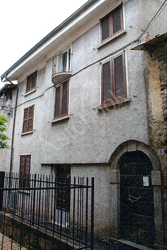 Propriet Piena-In Comune Amm. di CORTENOVA (LC),Sez. di Cortenova,in via Baruffaldi n.3,Frazione Prato S.Pietro,casa unifamiliare su 3 livelli, locale giorno, vano cottura, camera, bagno, cantina al pT, 3 camere,bagno, ripostiglio al p1; solaio al p3.