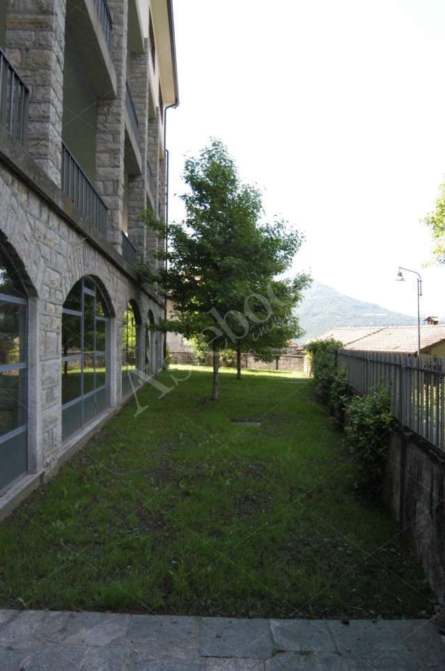 Propriet Piena In Comune di ESINO LARIO (LC),Sez.Esino Superiore,Via Agueglio SNC,fabbricato con area di pertinenza destinato a ricovero e casa di cura composto da salone,2 wc,portico,c.termica al P.T; ingresso,atrio con sala da pranzo,guardaroba,cucine,w.c.,dispensa,terrazzo al P.1;atrio,disimpegno,4 camere,3 wc,2 locali docce,infermeria,terrazzo al P.2;disimpegno,6 camere,wc,2 locali docce,sala macchine,accessori e sottotetto non abitabile al P.3; vano autorimessa con 2 ripostigli e disimpegno al P.INT.