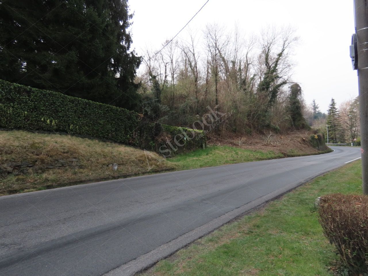 In Comune di Sirtori (LC), Via Per Barzan s.n.c., terreno libero in parte piantumato della superficie di mq. 5440,00 di cui mq 4.200 in zona di edificazione rada e mq 1.240 in zona a bosco