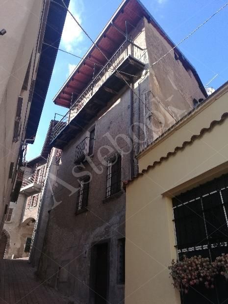 P.P. PRIMALUNA (LC), Sez. Cens. di PRIMALUNA, in Via Torri n. 2, porzione di fabbricato unifamiliare: al pT ingresso, cucina, sala, W.C. e ripostiglio; al p1 cucina, sala,W.C.; al p2 da cucina, 2 locali, servizi igienici; cantina al pS1 ed a sottotetto al p3.