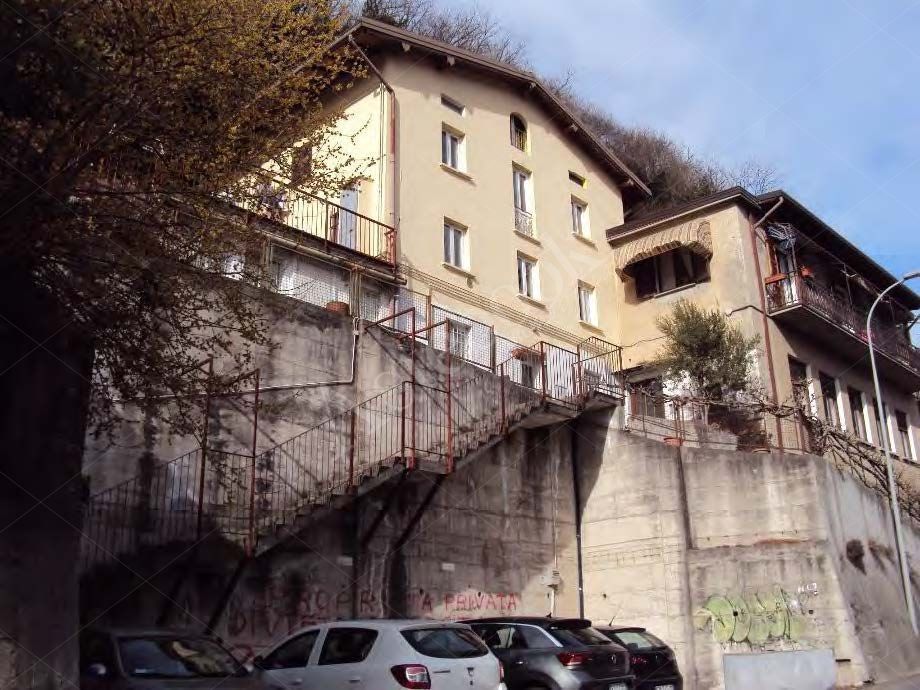 Propriet Piena. LECCO (LC), Cens. LAORCA, in Corso Monte San Michele n. 47, appartamento: balcone dal quale si accede, 4 vani, ripostiglio, cucina e bagno al p2; sottotetto non abitabile con 3 locali, disimpegno e bagno al p3.