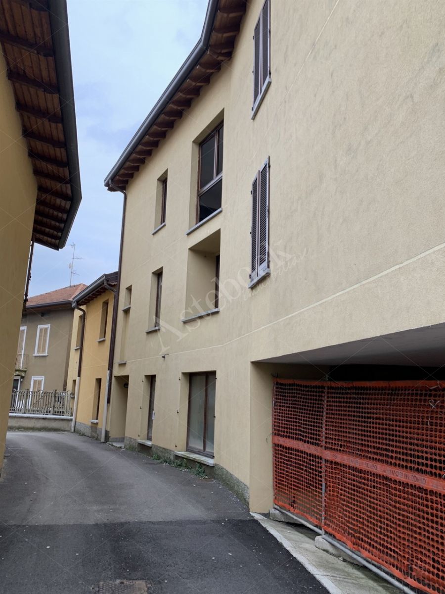 Complesso immobiliare al Rustico composto da 4 appartamenti con box e cantine in Bulciago