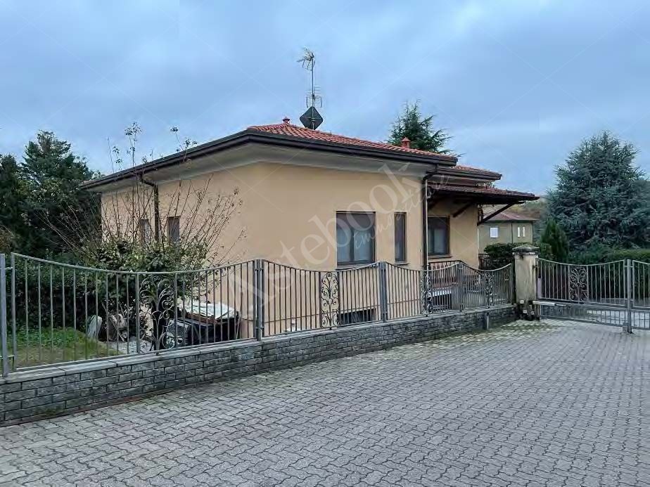 Porzione pari a 3/8 di propriet di piccola villetta bifamiliare