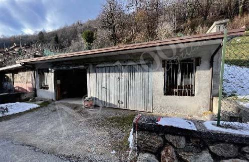 Quota pari ad 1/2 di n.2 box e terreno in Casargo