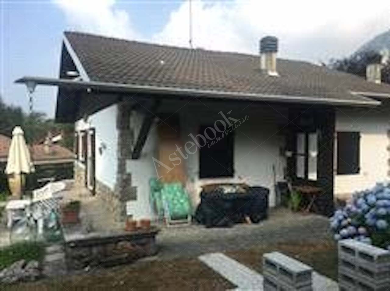 PROPRIETA' PER LA QUOTA DI 1/4 DI UN APPARTAMENTO E PER LA QUOTA DI 1/2 DI VILLETTA INDIPENDENTE