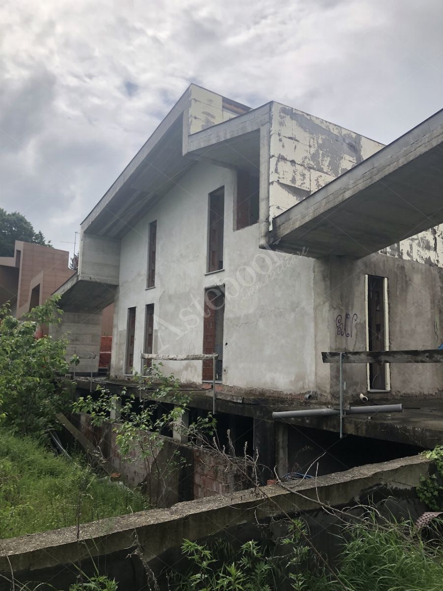 Lotto unico composto da n.2 unit immobiliari e terreni in Merate