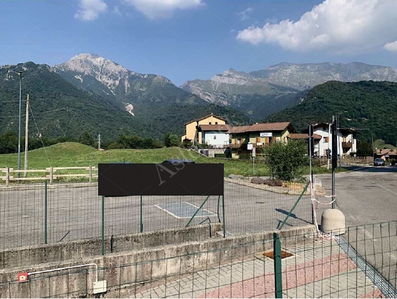 Posto auto esterno in Area Residenziale in Cremeno