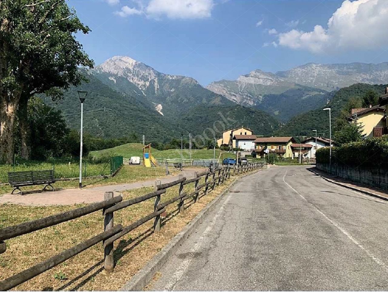 Posto auto esterno in Area Residenziale in Cremeno