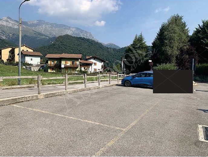 Posto auto esterno in Area Residenziale in Cremeno