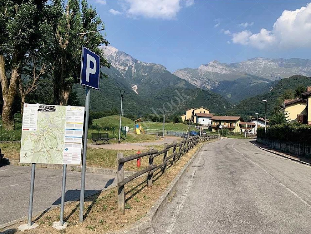 Posto auto esterno in Area Residenziale in Cremeno