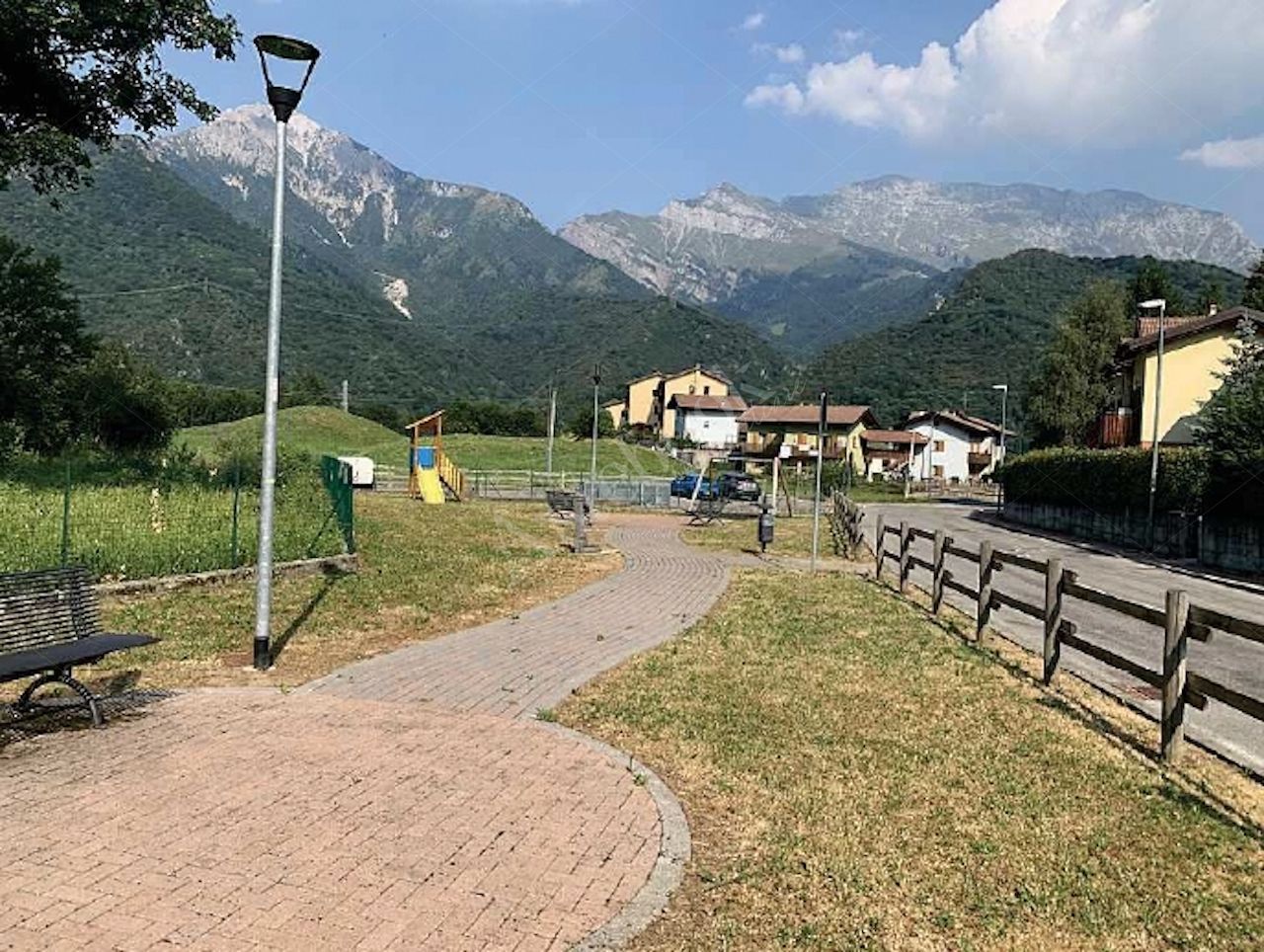Posto auto esterno in Area Residenziale in Cremeno