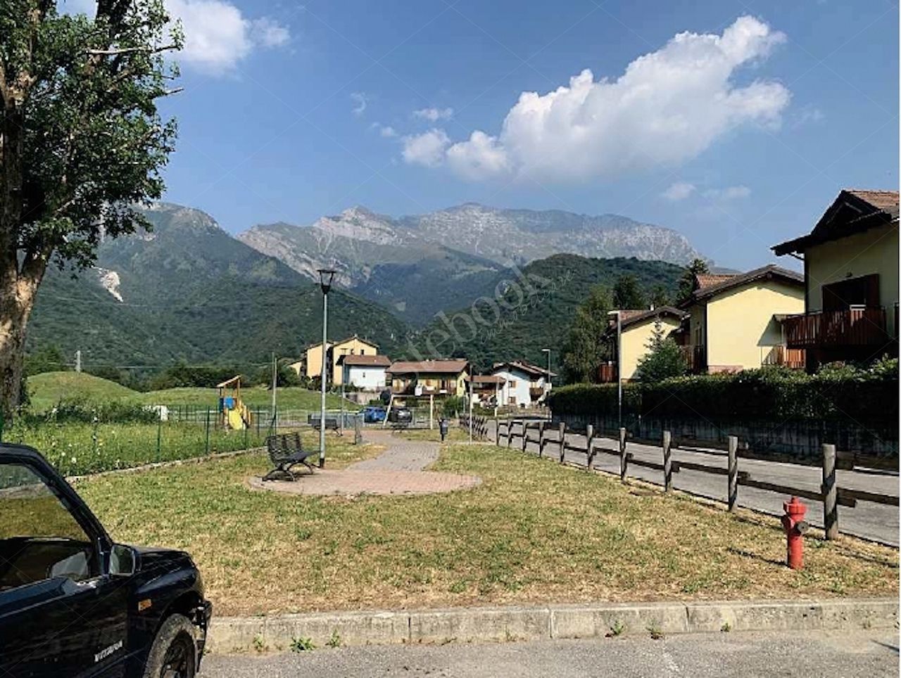 Posto auto esterno in Area Residenziale in Cremeno