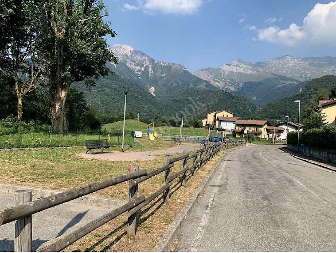 Posto auto esterno in Area Residenziale in Cremeno
