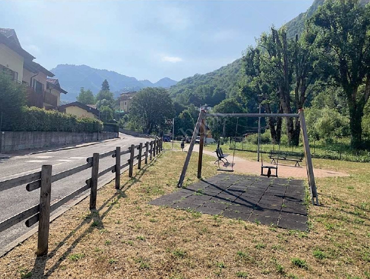 Posto auto esterno in Area Residenziale in Cremeno