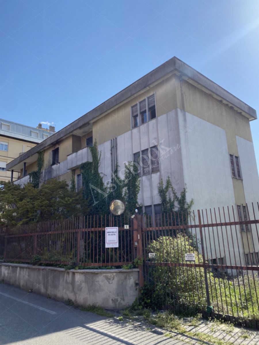 Compendio immobiliare composto da appartamenti, opifici e terreni per un totale di 1523 mq in Calolziocorte