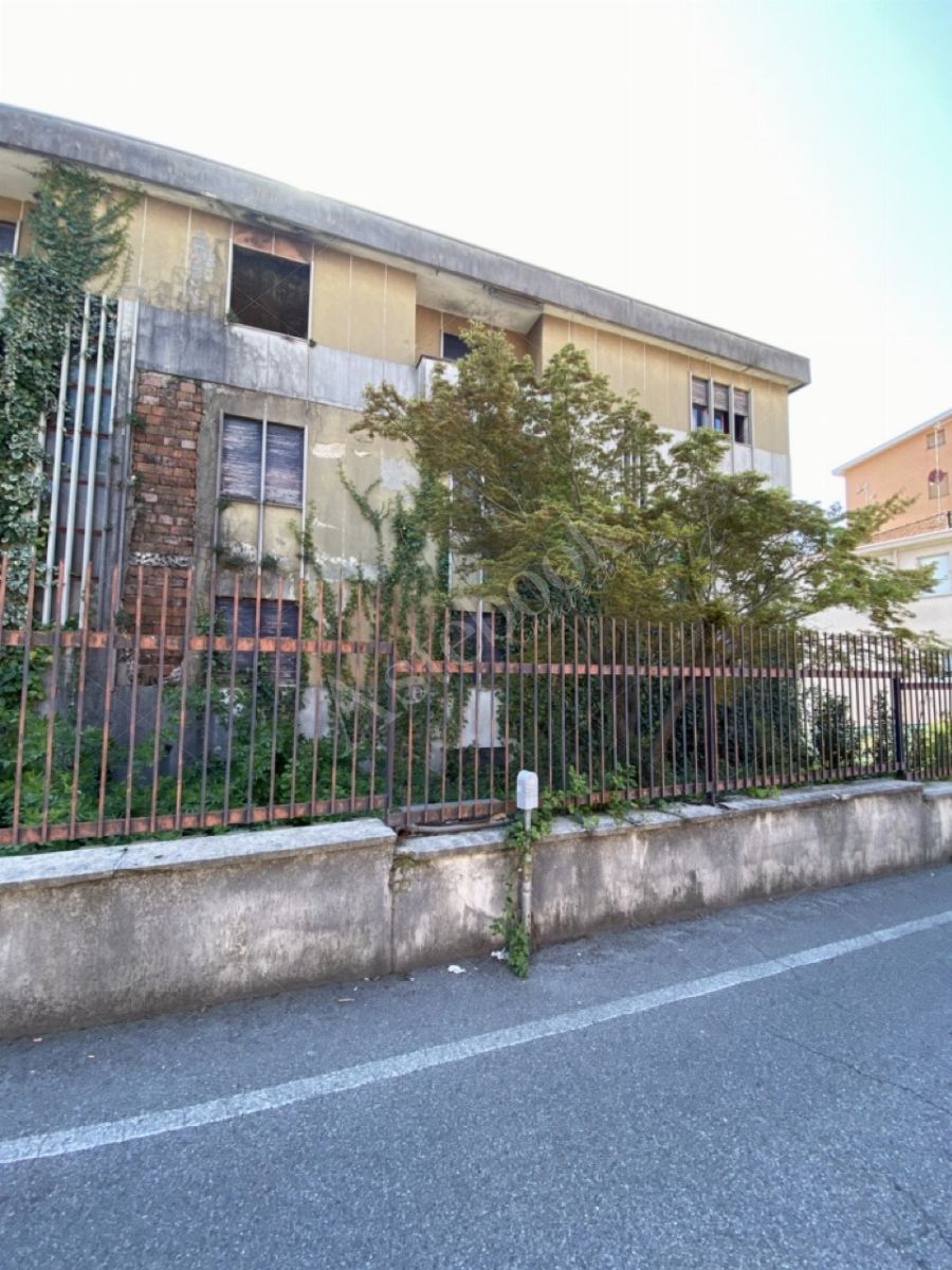 Compendio immobiliare composto da appartamenti, opifici e terreni per un totale di 1523 mq in Calolziocorte