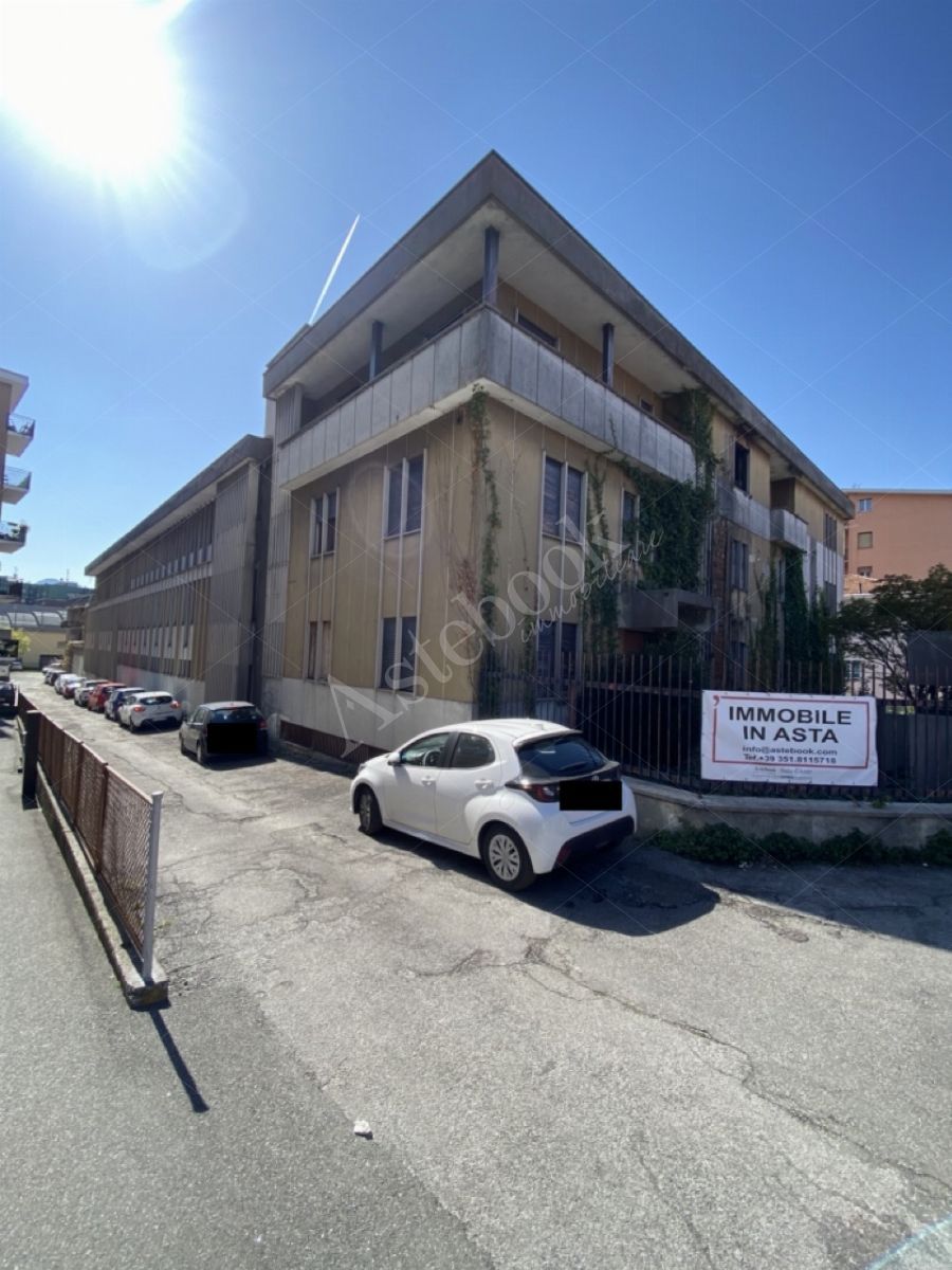 Compendio immobiliare composto da appartamenti, opifici e terreni per un totale di 1523 mq in Calolziocorte