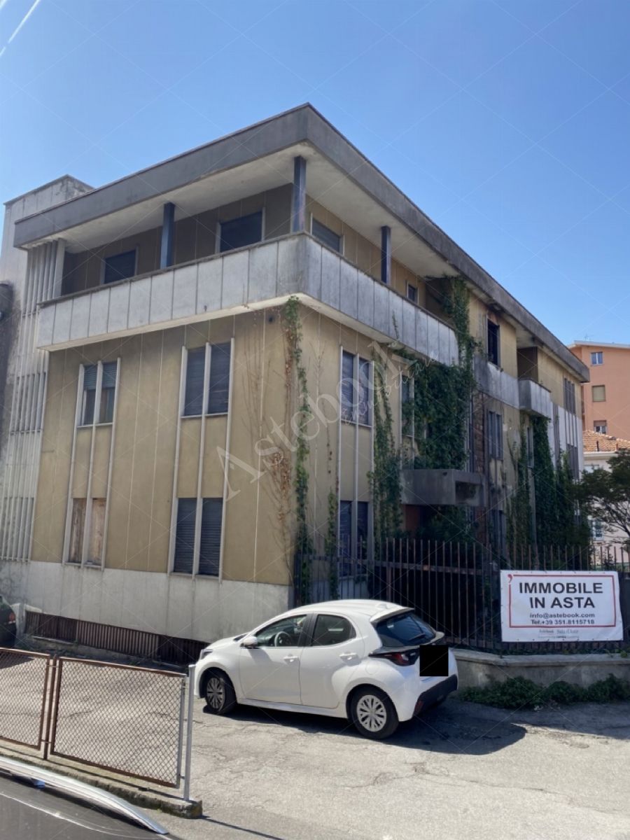 Compendio immobiliare composto da appartamenti, opifici e terreni per un totale di 1523 mq in Calolziocorte