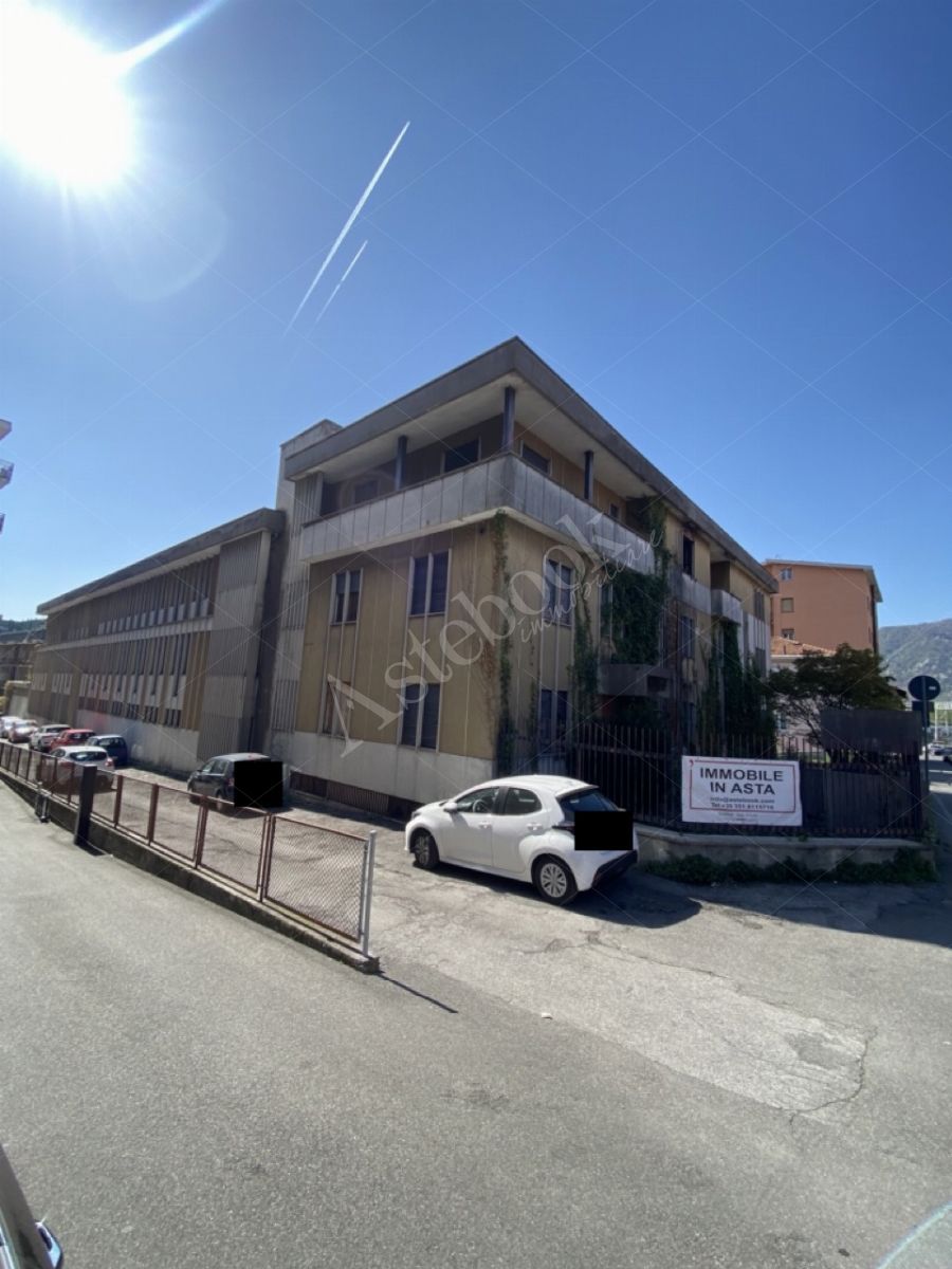 Compendio immobiliare composto da appartamenti, opifici e terreni per un totale di 1523 mq in Calolziocorte